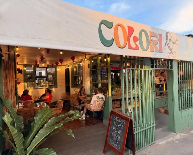 Fachada de Colori en Grecia, con su rótulo de colores y la terraza
